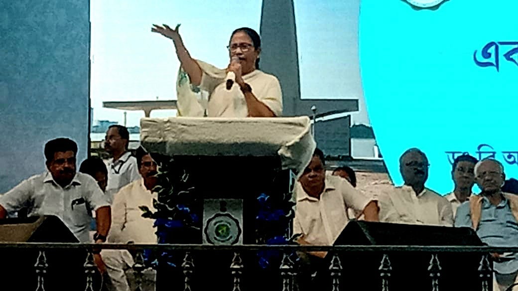 পশ্চিমবঙ্গের উত্তর চব্বিশ পরগনার হাবড়ায় জনসভায় বক্তব্য দেন রাজ্যের মুখ্যমন্ত্রী মমতা বন্দ্যোপাধ্যায়