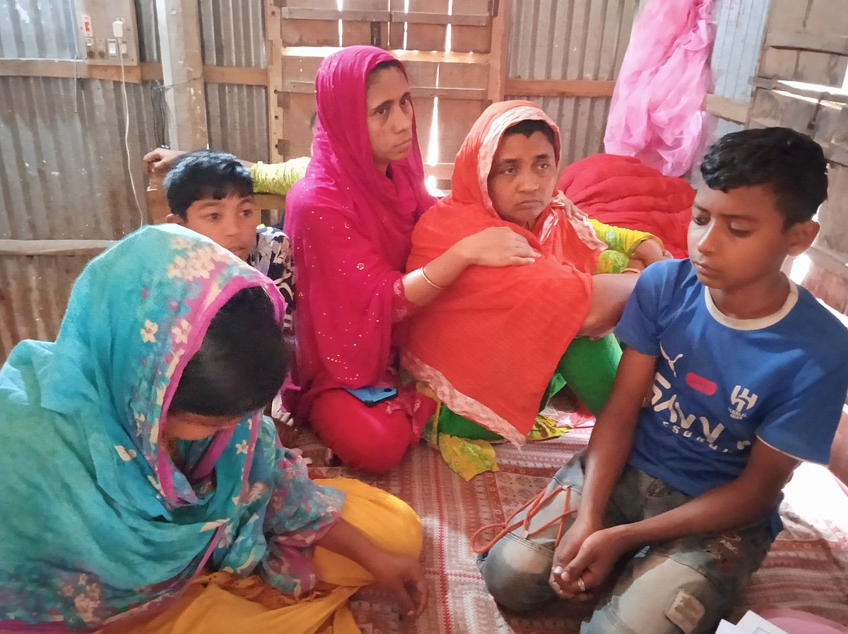 বিএসএফের গুলিতে আহত লিটন মিয়ার মৃত্যুর খবর পেয়ে শোকে ভেঙে পড়েছেন স্বজনেরা। আজ বুধবার দুপুরে লালমনিরহাটের আদিতমারী উপজেলার দুর্গাপুরের দীঘলটারী গ্রামের শানকারচড়া মহল্লায়