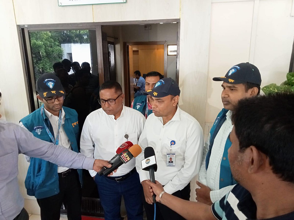 পশ্চিমাঞ্চল রেলওয়ের সদর দপ্তরে অভিযান চালানোর পর সাংবাদিকদের প্রশ্নের উত্তর দিচ্ছেন দুদক কর্মকর্তারা। বৃহস্পিতবার দুপুরে রাজশাহী রেলভবনে