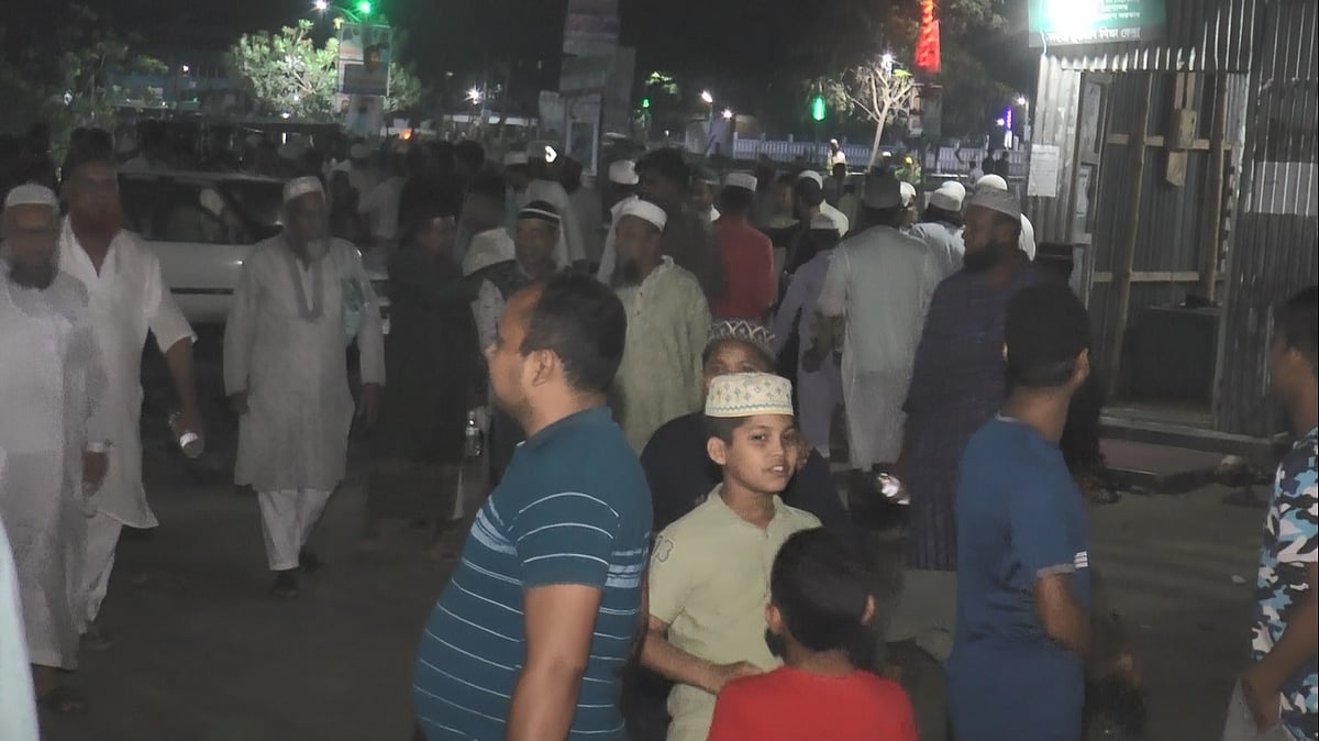 মাদারীপুরে কিশোরদের দুই পক্ষের সংঘর্ষে ককটেল বিস্ফোরণ ঘটিয়ে পুরো এলাকায় আতঙ্ক সৃষ্টি করা হয়। গতকাল শুক্রবার রাত ১০টার দিকে শহরের শকুনি লেকপাড়ের জেলা প্রশাসকের বাসভবনের সামনে