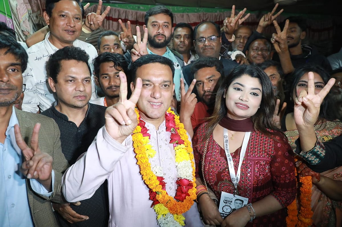 Porno chozilgan mushuk barmoqlari bilan