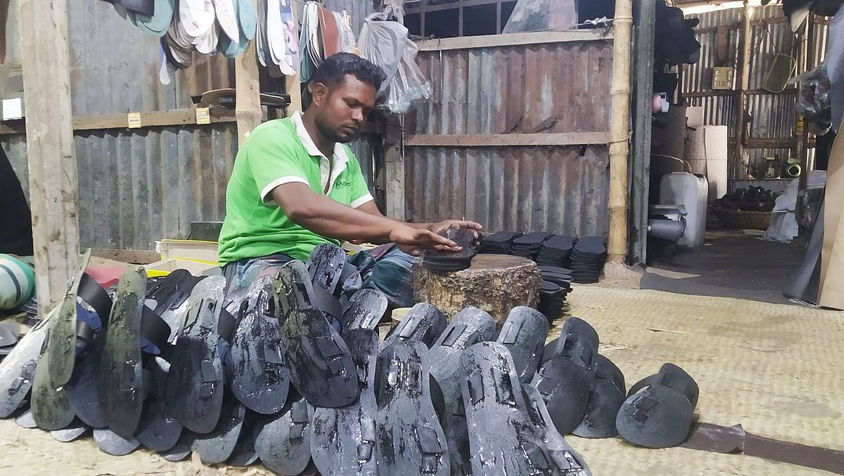 কারখানায় চলছে জুতা তৈরির কাজ। বৃহস্পতিবার রাজশাহীর চারঘাট উপজেলার কালুহাটি গ্রামে