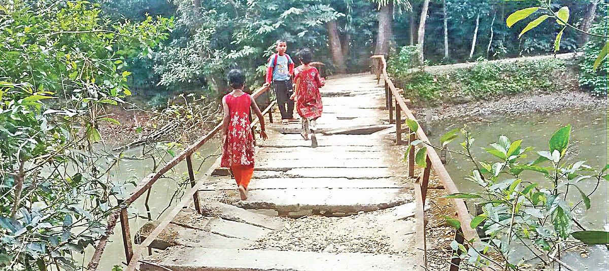 পটুয়াখালীর দুমকির আঙ্গারিয়া ইউনিয়নের দাসপাড়া খালের ওপর লোহার সেতুটি ঝুঁকিপূর্ণ অবস্থায় রয়েছে। গত রোববার সকালে