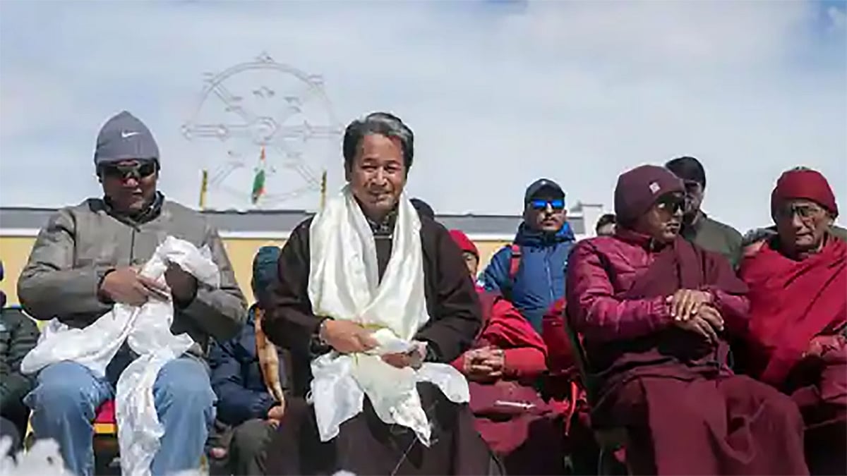 ভারতের লাদাখের রাজধানী লেহতে আমরণ অনশনে সোনম ওয়াংচুক। ১৯ মার্চ