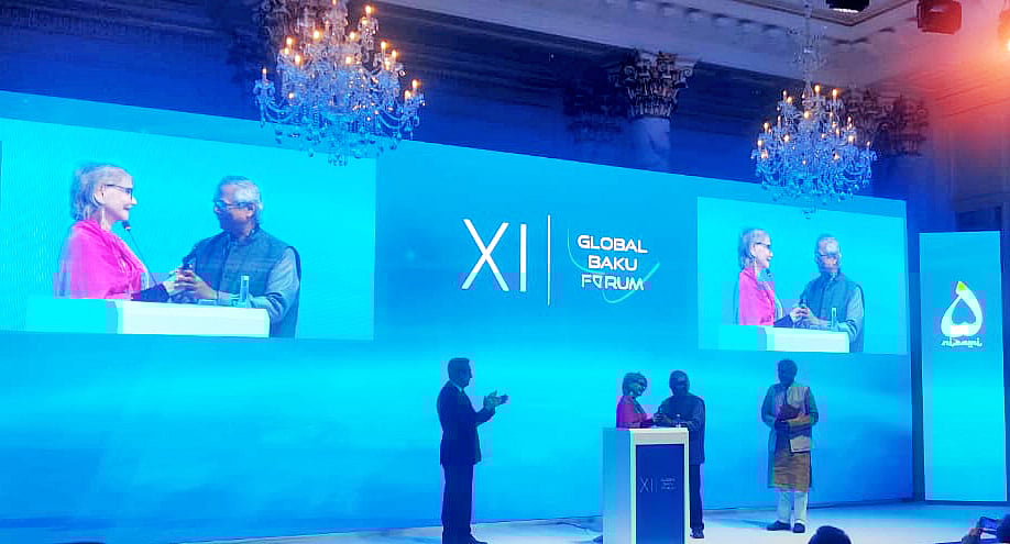 সম্মেলনের সমাপনী নৈশভোজে ড. মুহাম্মদ ইউনূসের হাতে সম্মাননা তুলে দেওয়া হয়