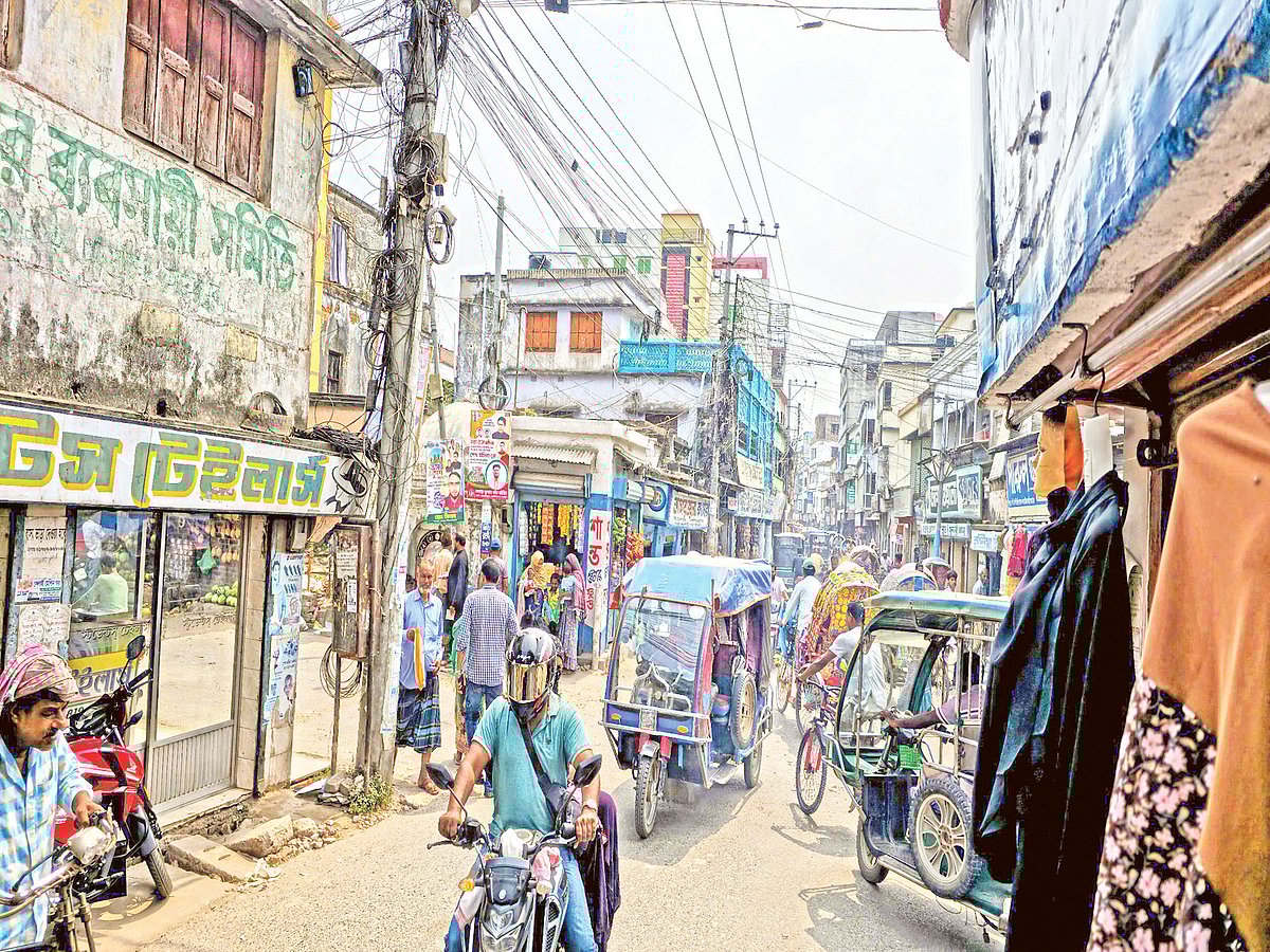 মেহেরপুর পৌর শহরের বড় বাজার এলাকার চৌরাস্তায় সব সময় যানবাহনের ভিড় লেগে থাকে। গতকাল দুপুরে