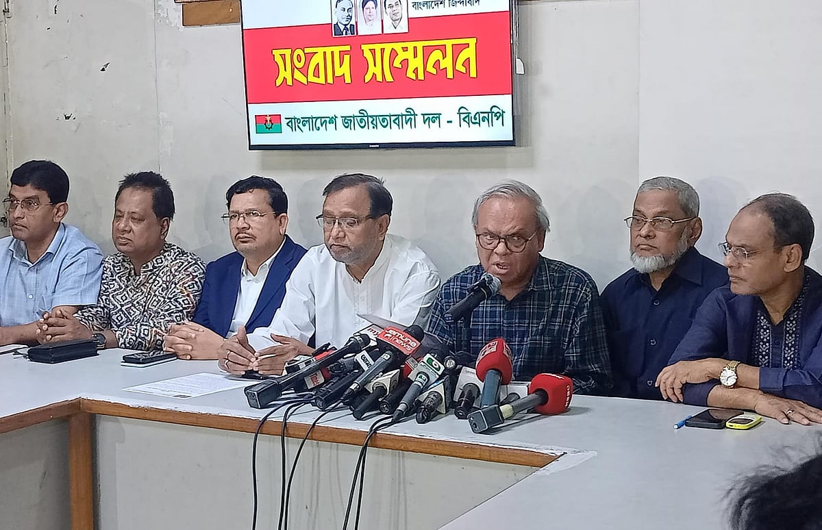 ঢাকার নয়াপল্টনে বিএনপির কেন্দ্রীয় কার্যালয়ে আজ বুধবার দুপুরে এক সংবাদ সম্মেলনে বক্তব্য দেন রুহুল কবির রিজভী