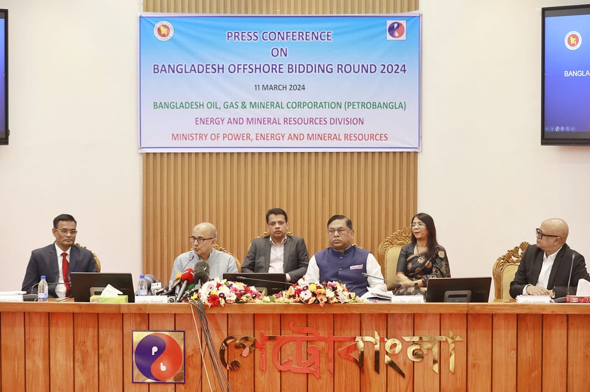 বঙ্গোপসাগরে তেল-গ্যাস অনুসন্ধানে আন্তর্জাতিক দরপত্র আহ্বান নিয়ে আয়োজিত সংবাদ সম্মেলনে বক্তব্য দেন প্রধানমন্ত্রীর বিদ্যুৎ, জ্বালানি ও খনিজ সম্পদবিষয়ক উপদেষ্টা তৌফিক–ই–ইলাহী চৌধুরী