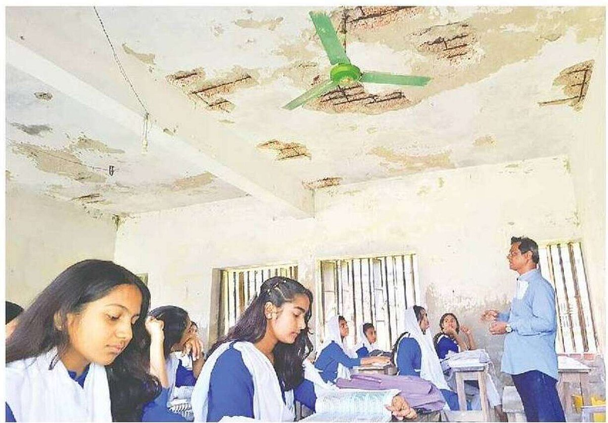 বরগুনার আমতলী মফিজ উদ্দিন বালিকা মাধ্যমিক বিদ্যালয়ের জরাজীর্ণ ভবনে চলছে শিক্ষার্থীদের পাঠদান। গত বুধবার দুপুরে