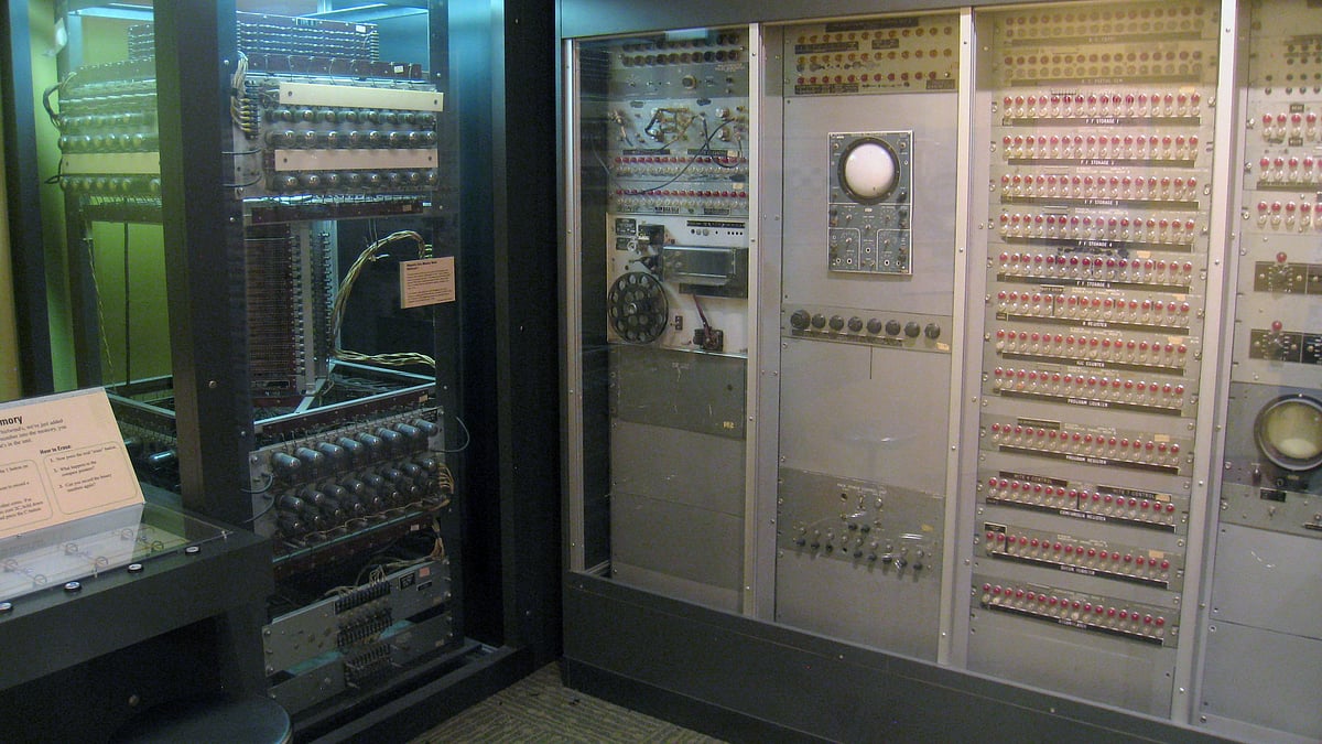 ওয়ার্লউইন্ড কম্পিউটারের কোর মেমোরি ও নিয়ন্ত্রণ অংশ। মিউজিয়াম অব সায়েন্স, বোস্টন, ম্যাসাচুসেটস, যুক্তরাষ্ট্র