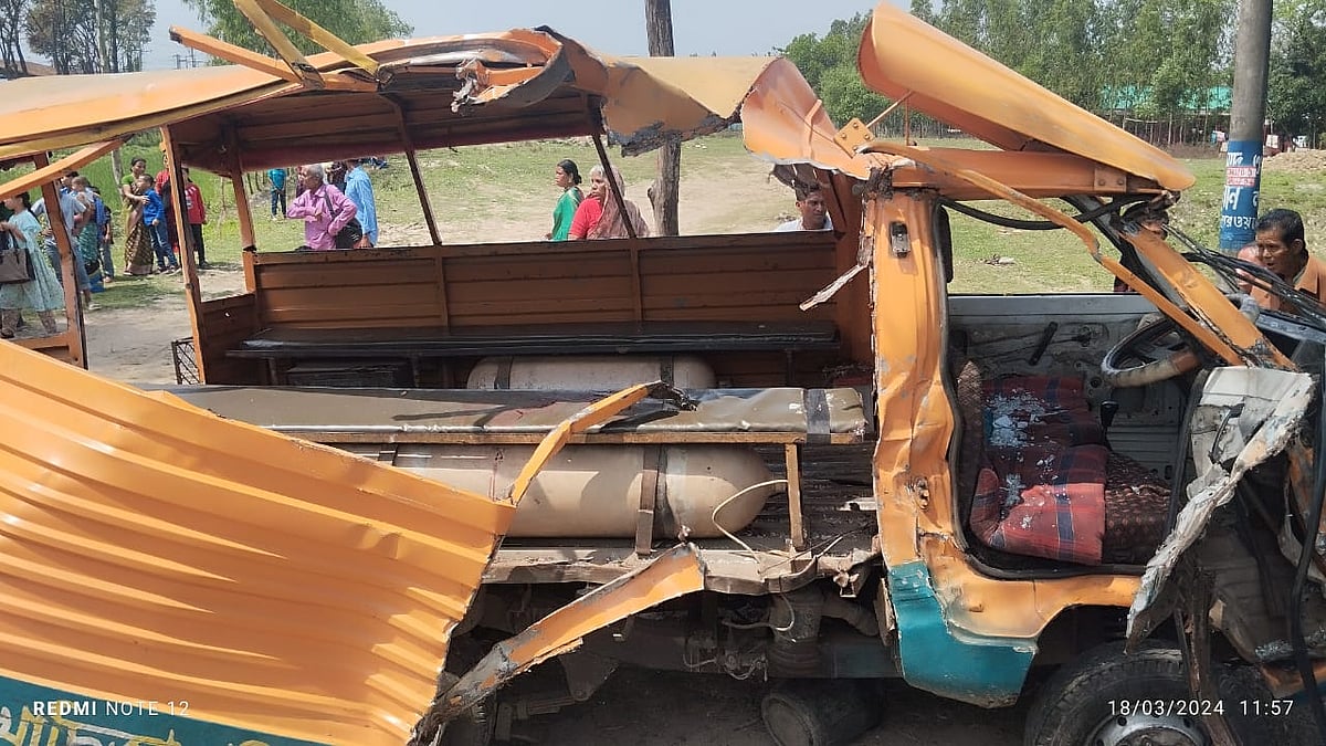 সড়ক দুর্ঘটনায় লেগুনাটি দুমড়েমুচড়ে গেছে। আজ সিলেট-তামা‌বিল আঞ্চ‌লিক সড়কের দরবস্ত পল্লী বিদ‌্যুৎ কার্যালয়ের সামনে