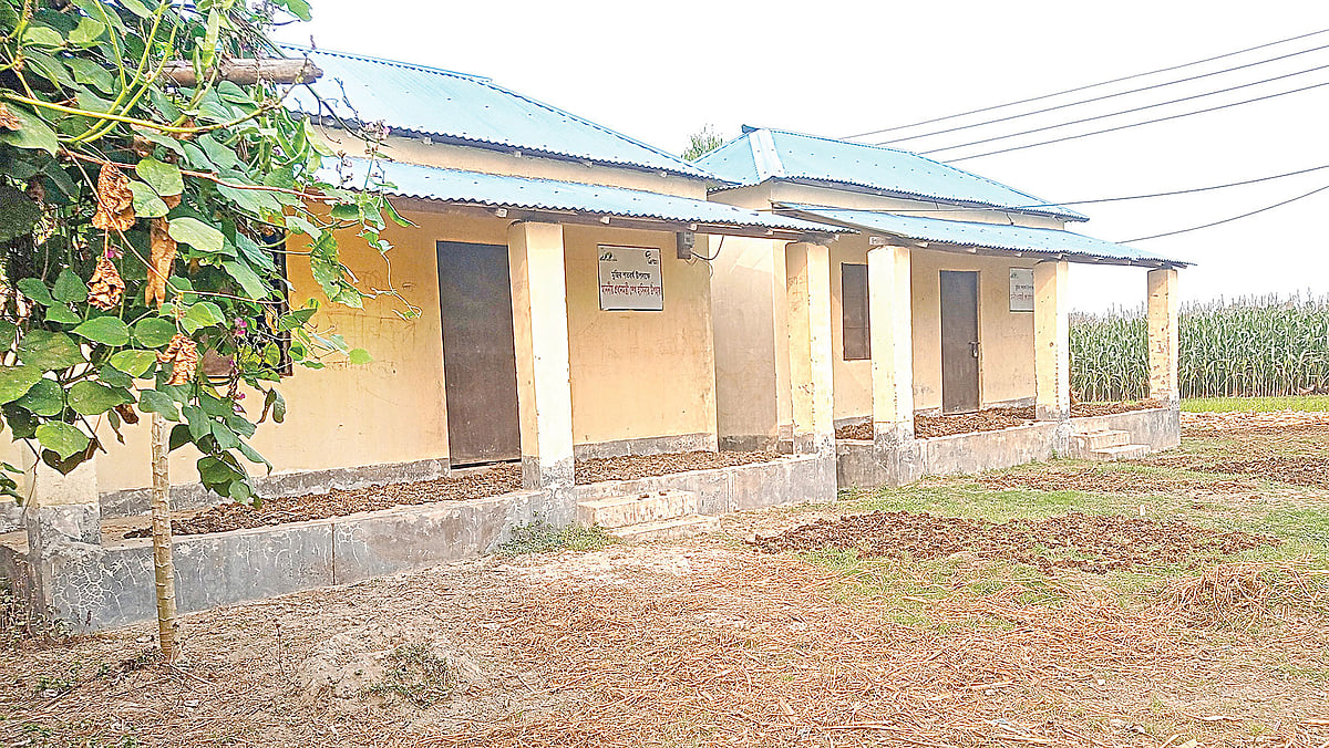 আশ্রয়ণ প্রকল্পের এই ঘরগুলোয় থাকেন না বাসিন্দারা। সম্প্রতি জামালপুরের মেলান্দহ উপজেলার শ্যামপুর ইউনিয়নের ২ নম্বর চর থেকে তোলা