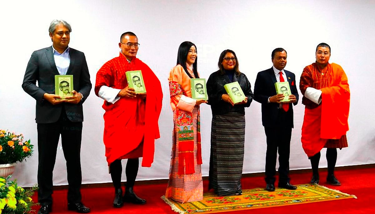 বিশ্ব স্বাস্থ্য সংস্থার দক্ষিণ-পূর্ব এশিয়ার আঞ্চলিক পরিচালক এবং জাতির পিতার দৌহিত্রী ও প্রধানমন্ত্রী শেখ হাসিনার মেয়ে সায়মা ওয়াজেদ (ডান থেকে তৃতীয়) ‘অসমাপ্ত আত্মজীবনী’ গ্রন্থের ভুটানি সংস্করণের মোড়ক উন্মোচন করেন। অনুষ্ঠানে তথ্য ও সম্প্রচার প্রতিমন্ত্রী মোহাম্মদ আলী আরাফাত (বাঁয়ে) উপস্থিত ছিলেন। থিম্পু, ভুটান, ৩১ মার্চ