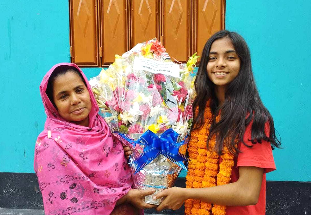 দেশকে চ্যাম্পিয়ন বানিয়ে বাড়ি ফেরার পর মায়ের সঙ্গে সৌরভি আকন্দ প্রীতি।  শুক্রবার দুপুরে ময়মনসিংহের নান্দাইল উপজেলার জাহাঙ্গীরপুর ইউনিয়নের বারঘড়িয়া গ্রামে