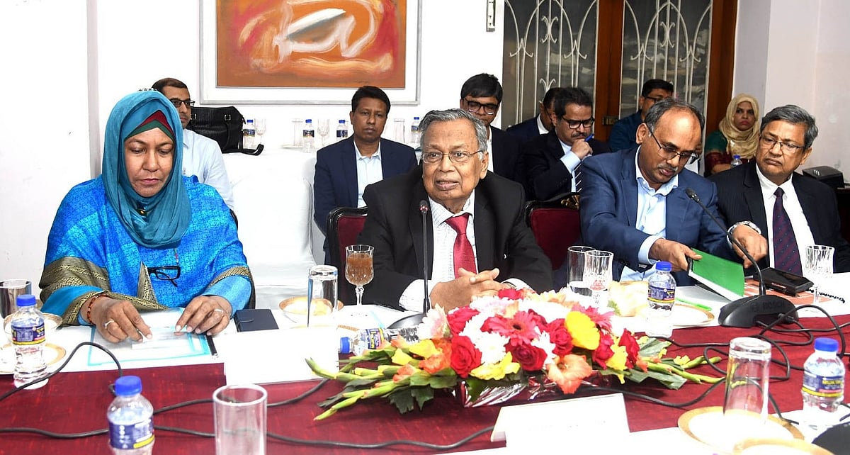 অর্থমন্ত্রী আবুল হাসান মাহমুদ আলী রাষ্ট্রীয় অতিথি ভবন পদ্মায় খ্যাতনামা অর্থনীতিবিদদের সঙ্গে প্রাক্-বাজেট আলোচনা সভায় সভাপতিত্ব করেন। ঢাকা, ১০ মার্চ