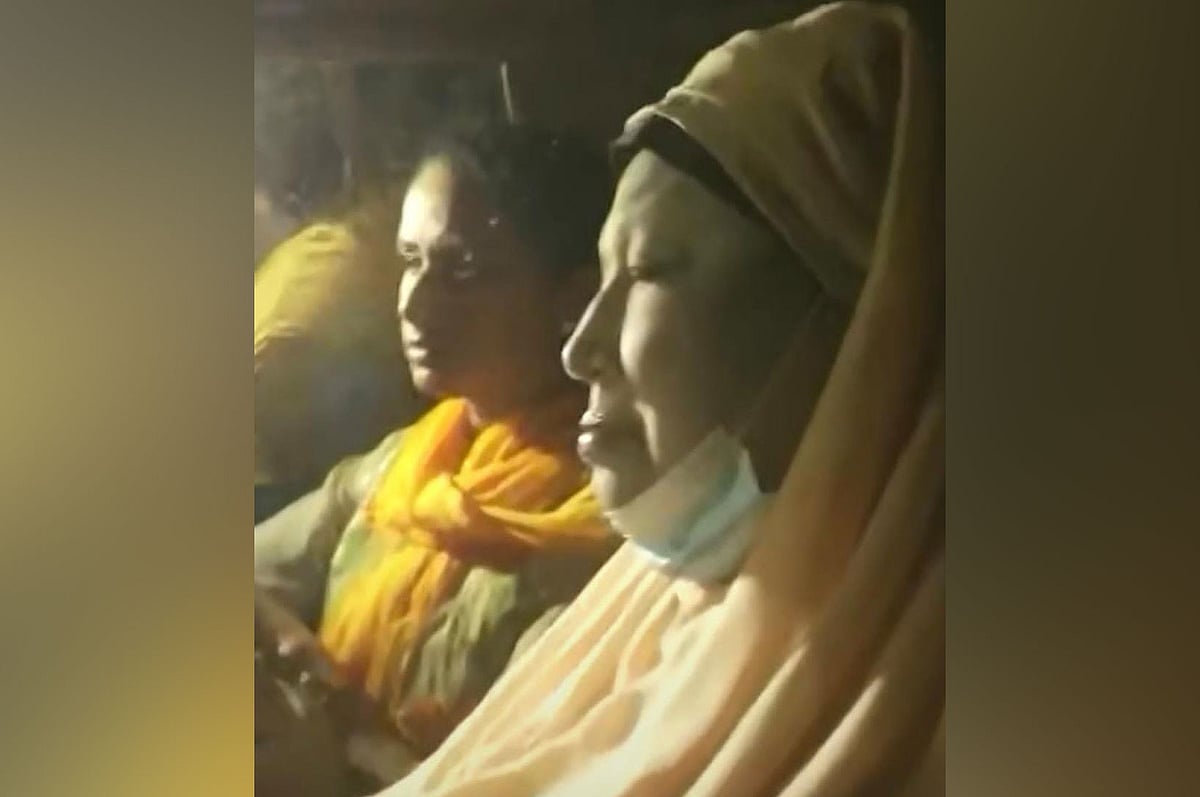 বিএনপির চেয়ারপারসন খালেদা জিয়াকে বুধবার রাতে এভারকেয়ার হাসপাতালে নেওয়া হয়