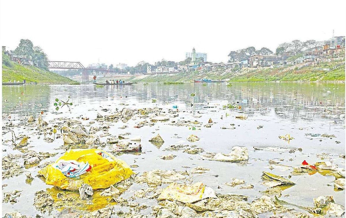 আজ নদীকৃত্য দিবস। সিলেট অঞ্চলের সবচেয়ে বড় নদী সুরমা। ময়লা-আবর্জনায় ভরে গেছে নদীর বুক ও তীর। কালো কুচকুচে রূপ ধারণ করেছে নদীর পানি। গতকাল দুপুরে সিলেট নগরের কালীঘাট থেকে তোলা