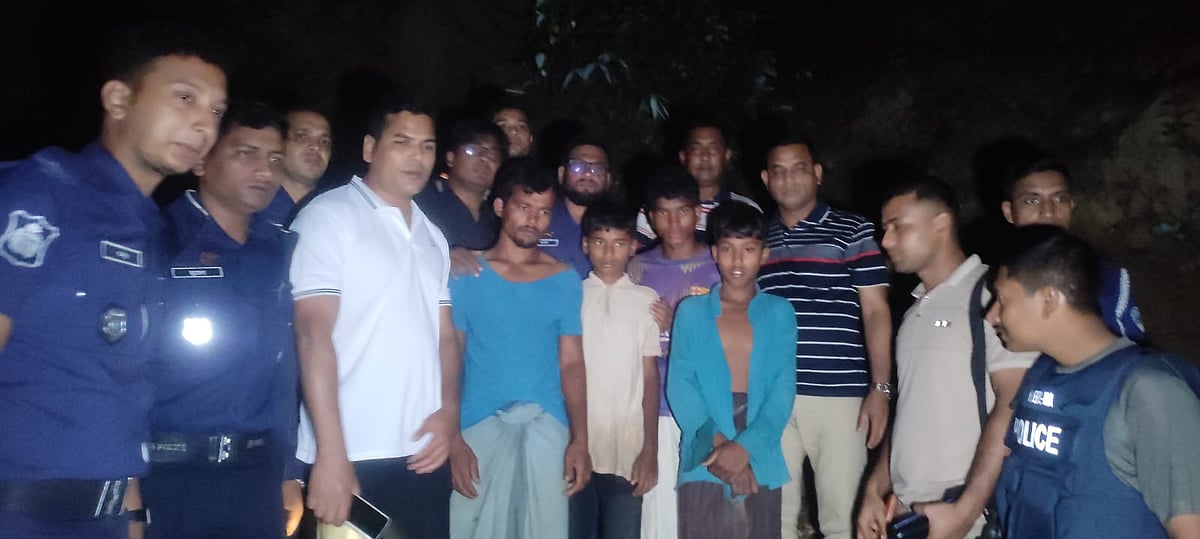 টেকনাফে অপহরণের পর মুক্তি পাওয়া চার কিশোর-তরুণ। গতকাল রাতে