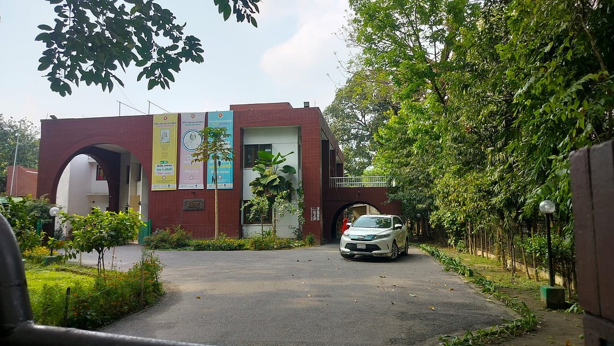 মন্ত্রিপাড়ার সরকারি বাসভবনে থাকেন সাবেক প্রতিমন্ত্রী মন্নুজান সুফিয়ান। রাজধানীর হেয়ার রোডে