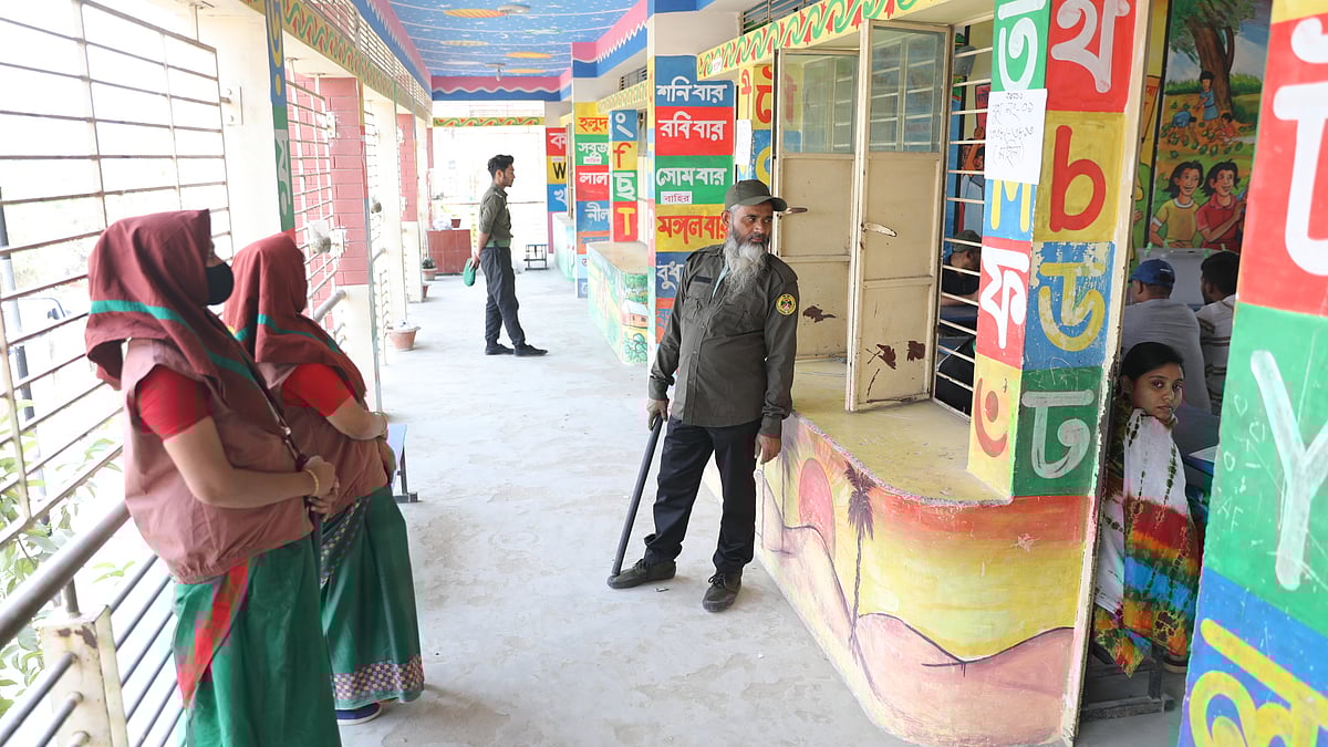ভোটার উপস্থিতি কম। অলস সময় পার করেন ভোটকেন্দ্রে নিরাপত্তার দায়িত্বে থাকা আনসার সদস্যরা। শনিবার বেলা ১১টার দিকে ফতুল্লার ইসদাইর সরকারি প্রাথমিক বিদ্যালয় কেন্দ্রে