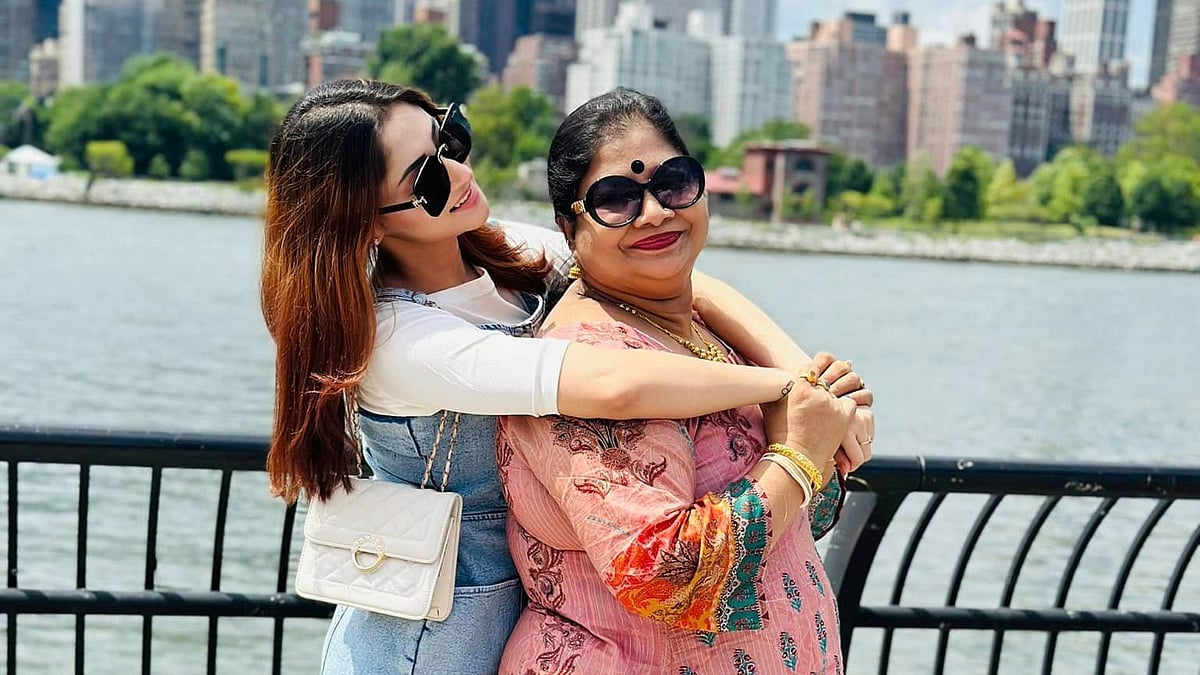 মায়ের সঙ্গে পূজা চেরী