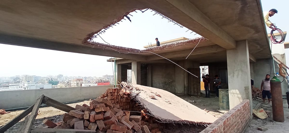 নুরানি টাওয়ারের ছাদে ভবনের নকশা–বহির্ভূত একটি স্থাপনা নির্মাণাধীন