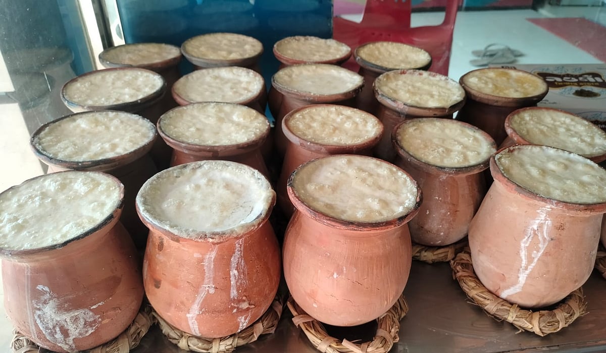 দোকান থেকে টক দই কিনে বাসায় নিয়ে পরিমাণমতো পানি আর বিট লবণ মিশিয়ে তৈরি ঘোল নওগাঁর মানুষের কাছে ‘পাতলা দই’ নামে পরিচিত