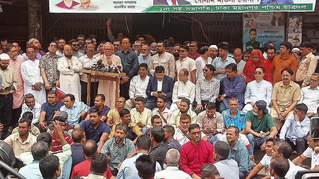 রাজধানীর নয়াপল্টনে বিএনপির কেন্দ্রীয় কার্যালয়ের সামনে আজ শনিবার দুপুরে জাতীয়তাবাদী শ্রমিক দলের এক মানববন্ধন কর্মসূচিতে বক্তব্য দেন বিএনপি নেতা রুহুল কবির রিজভী