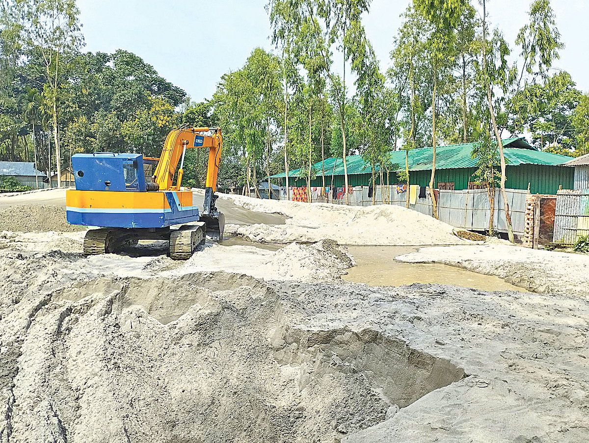 গাইবান্ধা সদর উপজেলার কামারজানি ইউনিয়নের কলমু এলাকায় ব্রহ্মপুত্র নদ থেকে বালু তোলার পর কলমু এফএনসি সরকারি প্রাথমিক বিদ্যালয়ের পাশে স্তূপ করে রাখা হয়েছে