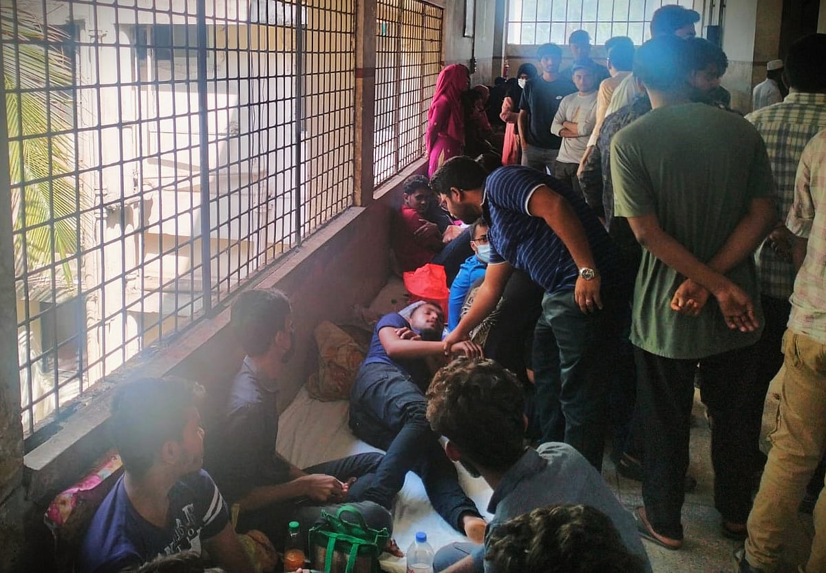 হামলায় আহত শিক্ষার্থীদের জামালপুর জেনারেল হাসপাতালে ভর্তি করা হয়। শনিবার দুপুরে