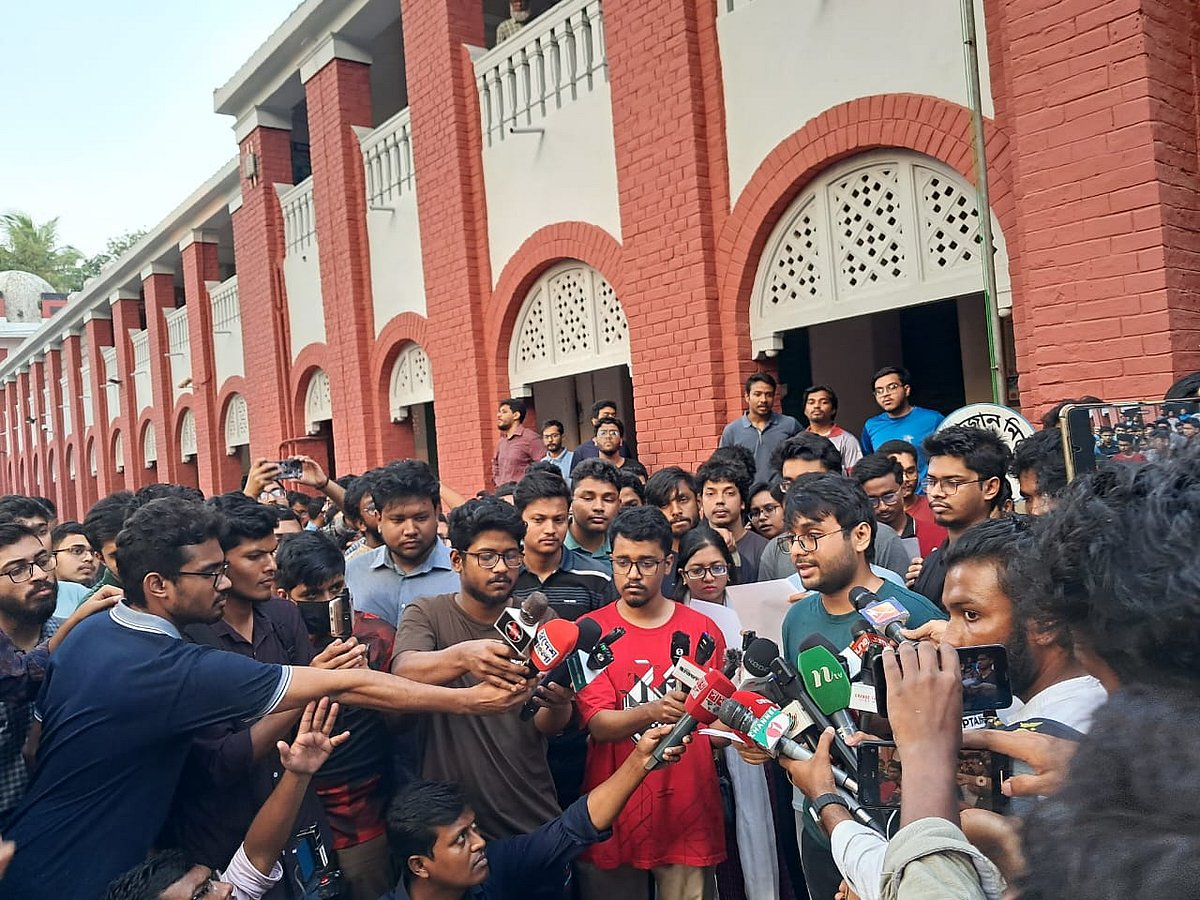 আজ রোববার বিকেল সাড়ে পাঁচটায় বুয়েটের ড. এম এ রশীদ প্রশাসনিক ভবনের সামনে সংবাদ সম্মেলন করে নিজেদের অবস্থান তুলে ধরেন আন্দোলনরত শিক্ষার্থীরা