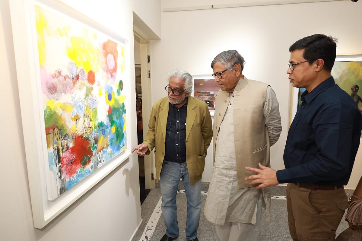উদ্বোধনের পর প্রদর্শনী ঘুরে শিল্পকর্ম দেখেন বিশ্বসাহিত্য কেন্দ্রের প্রতিষ্ঠাতা শিক্ষাবিদ অধ্যাপক আবদুল্লাহ আবু সায়ীদ। লালমাটিয়া, ঢাকা, ৫ মার্চ