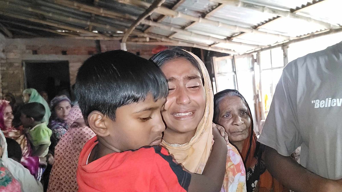 একমাত্র সন্তান তামিমকে কোলে নিয়ে আহাজারি করছেন মাফিজুলের স্ত্রী মিনা খাতুন