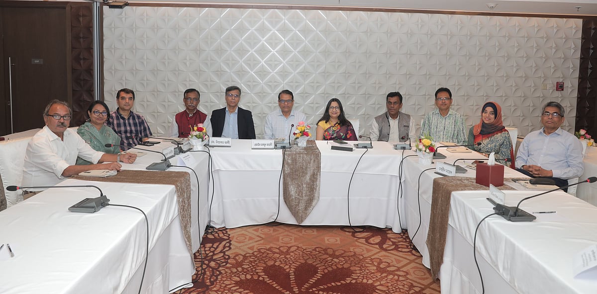 ব্র্যাক ও ওয়াটারএইড বাংলাদেশের আয়োজনে এবং প্রথম আলোর সহযোগিতায় ‘ভবিষ্যতের পানি সুরক্ষা: বরেন্দ্র অঞ্চলের সহনশীলতা বৃদ্ধি’ শীর্ষক গোলটেবিল বৈঠকে আলোচকেরা। রাজধানীর গুলশানের ক্রাউন প্লাজায় ১৮ মার্চ ২০২৪ এই গোলটেবিল অনুষ্ঠিত হয়