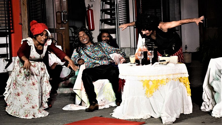 শিল্পকলার পরীক্ষণ থিয়েটার মিলনায়তনে ২৪ মার্চ সন্ধ্যা সাড়ে সাতটা থেকে রাত সাড়ে আটটা পর্যন্ত নাটকটি দেখতে পারবেন দর্শক