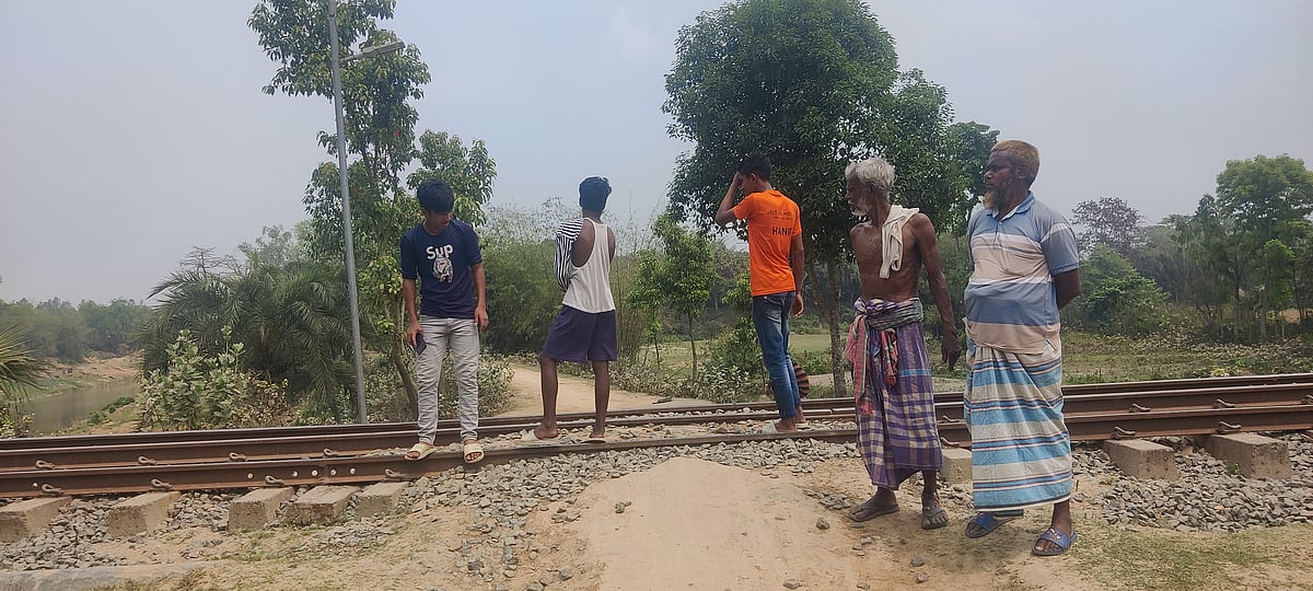 জয়পুরহাটের আক্কেলপুর উপজেলার হলহলিয়া রেলসেতুর দক্ষিণ দিকের এই রাস্তা পারা হওয়ার সময় ট্রেনের ধাক্কায় মিজানুর রহমান মারা যান
