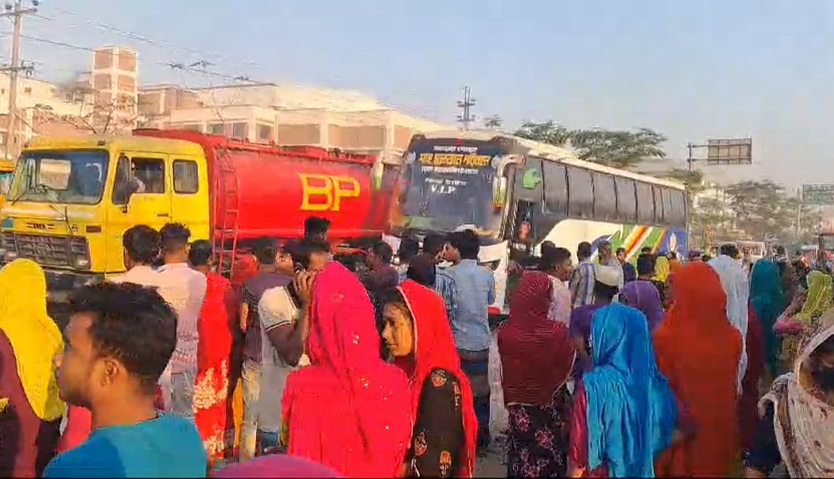 সরকারনির্ধারিত ন্যূনতম বেতনের দাবিতে কারখানার শ্রমিকেরা মহাসড়ক অবরোধ করেন। শনিবার সকাল ৭টার দিকে শ্রীপুরের জৈনাবাজার এলাকায় ঢাকা-ময়মনসিংহ মহাসড়কে