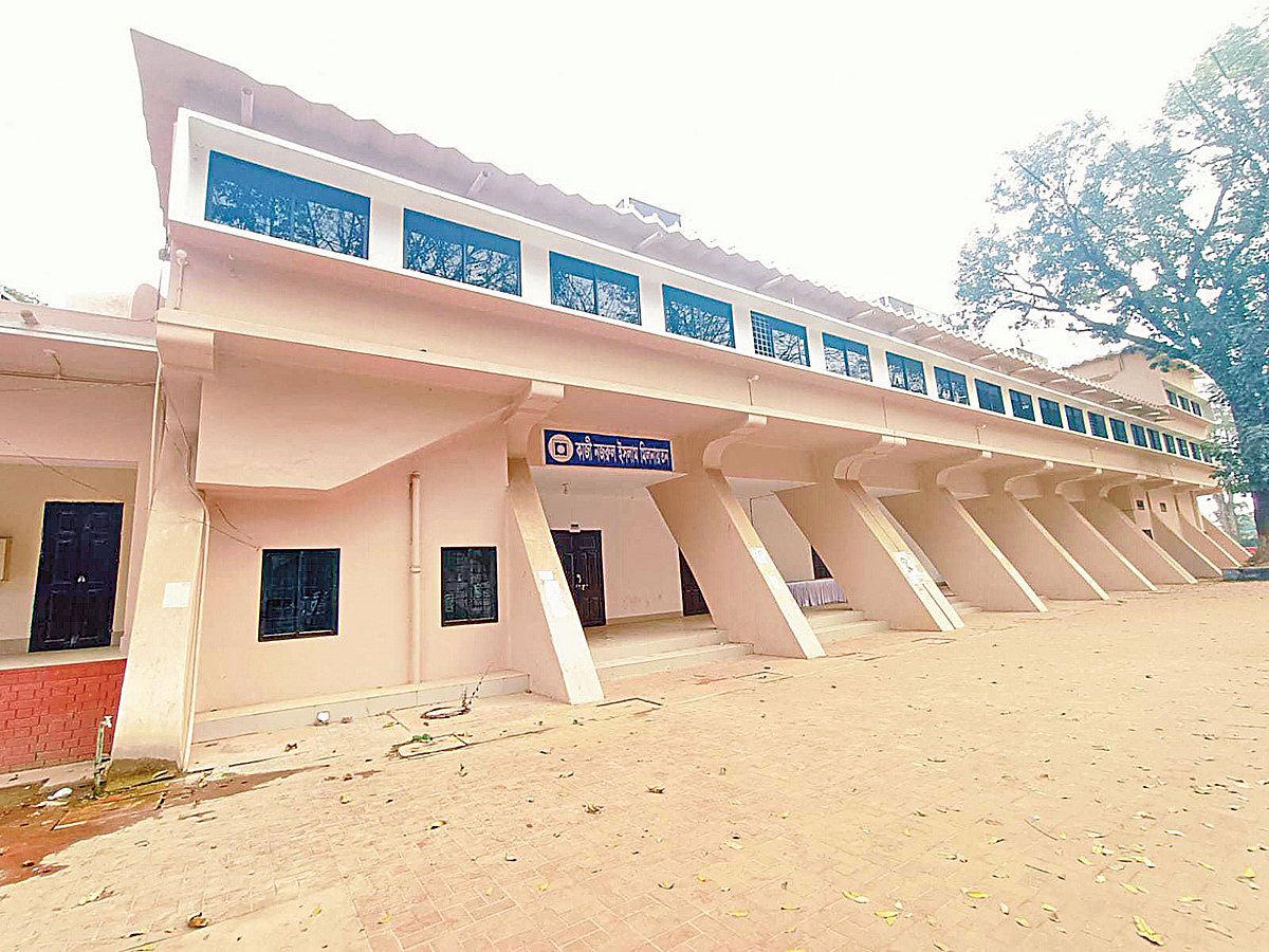 রাজশাহী বিশ্ববিদ্যালয়ের কাজী নজরুল ইসলাম মিলনায়তনের পুরোনো ভবনে বসানো হয়েছে কেন্দ্রীয় শীতাতপনিয়ন্ত্রণ যন্ত্র। সম্প্রতি তোলা