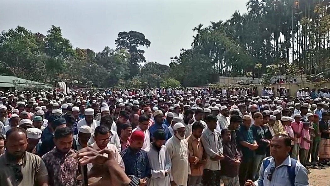 রাজধানী ঢাকার বেইলি রোডের অগ্নিকাণ্ডে নিহত শুল্ক কর্মকর্তা শাহজালাল উদ্দিন, স্ত্রী মেহেরুন নিসা ও মেয়ে ফাইরুজের নামাজে জানাজায় অংশ নেয় শত শত গ্রামবাসী। আজ সকালে কক্সবাজারের উখিয়ার মরিচ্যা মুক্তিযোদ্ধা স্মৃতি বালিকা উচ্চবিদ্যালয় মাঠে