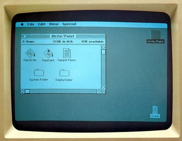 মেকিন্টোশে প্রথম গ্রাফিক্যাল ইউজার ইন্টারফেস ব্যবহার করে অ্যাপল