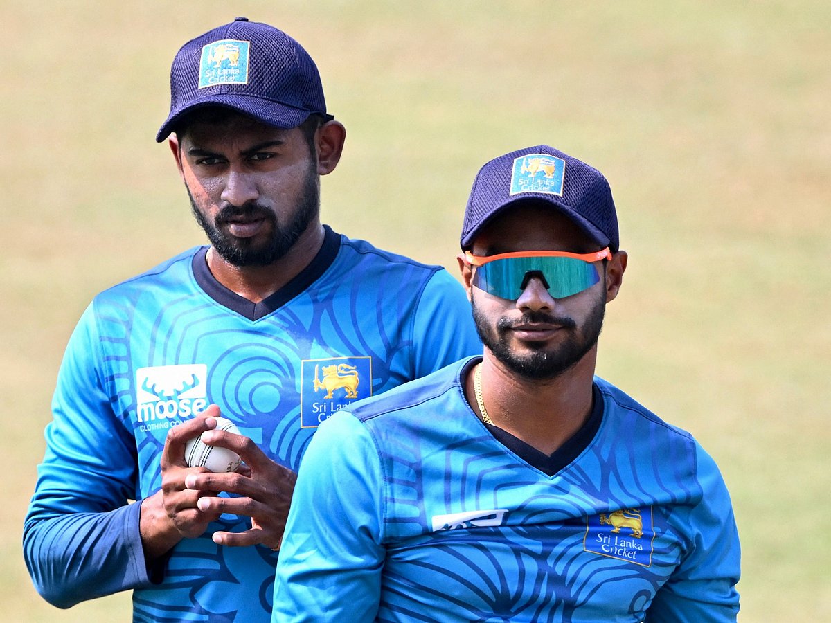 ছবিটি চট্টগ্রামে তোলা। ওয়ানডে সিরিজে তৃতীয় ম্যাচের আগে শ্রীলঙ্কার অনুশীলনে কামিন্দু মেন্ডিস (বাঁয়ে) ও ধনাঞ্জয়া ডি সিলভা