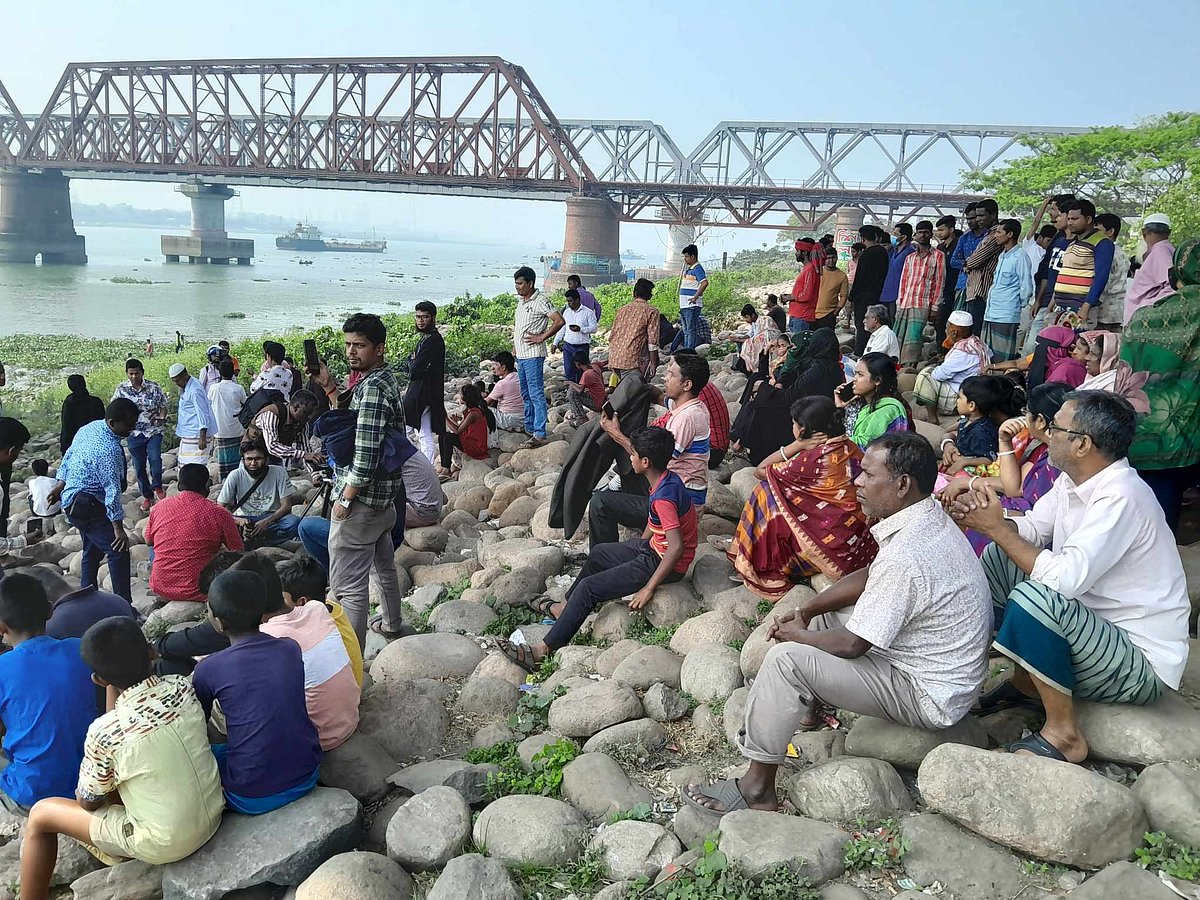 নিখোঁজ ব্যক্তিদের সন্ধানে স্বজনেরা অপেক্ষা করছেন। শনিবার সকালে কিশোরগঞ্জের ভৈরব প্রান্তে মেঘনা নদীর তীরে ত্রি সেতুর পাড়ে