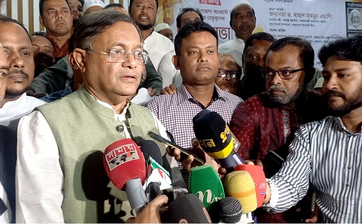 চট্টগ্রামের রাঙ্গুনিয়ায় আজ শুক্রবার সন্ধ্যায় প্রয়াত আওয়ামী লীগ নেতাদের স্মরণসভা শেষে সাংবাদিকদের সঙ্গে কথা বলেন পররাষ্ট্রমন্ত্রী হাছান মাহমুদ