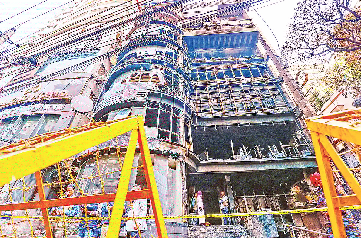 বৃহস্পতিবার রাতের অগ্নিকাণ্ডে রাজধানীর বেইলি রোডের পুড়ে যাওয়া ভবন গ্রিন কোজি কটেজ। অগ্নিনিরাপত্তার ব্যবস্থা ছিল না ভবনটিতে। গতকালের ছবি