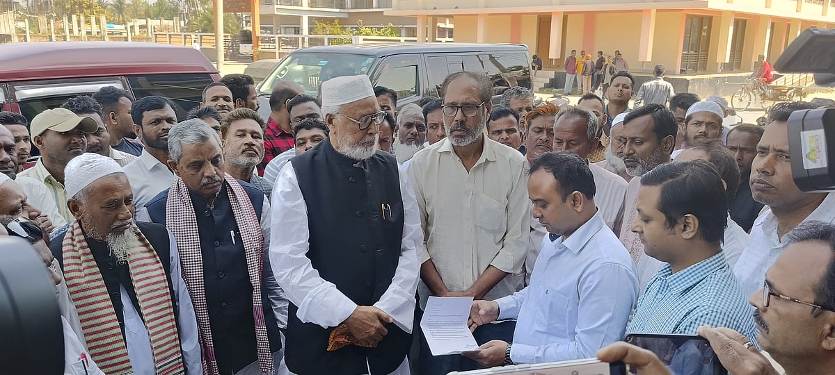 নারী নির্যাতনের বিচার চেয়ে ইউএনও মোহাম্মদ হোসেন পাটোয়ারীর হাতে স্মারকলিপি তুলে দেন কাদের সিদ্দিকী। আজ বুধবার বেলা ১১টার দিকে সখীপুর উপজেলা নির্বাহী কর্মকর্তার কার্যালয়ের সামনে