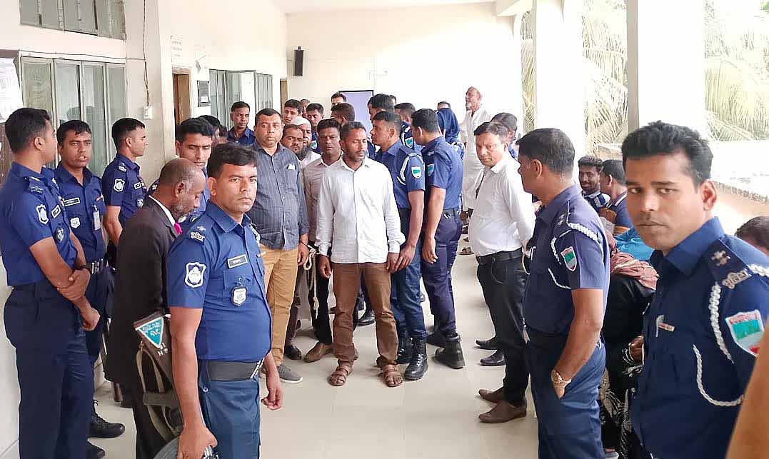 যুবদলের ১৩ নেতা–কর্মী আদালতে আত্মসমর্পণ করে জামিনের আবেদন জানান। আজ সোমবার বিকেলে বাগেরহাট আদালতে