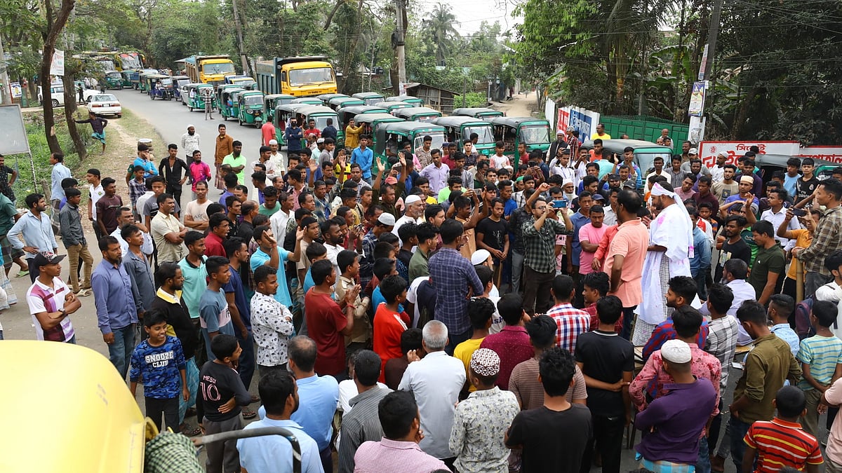সিলেটের জৈন্তাপুরে লেগুনা-পিকআপ মুখোমুখি সংঘর্ষে ছয়জন নিহত হওয়ার ঘটনায় মহাসড়ক অবরোধ করেছেন স্থানীয় লোকজন। আজ মঙ্গলবার সকাল সাড়ে ১০টার দিকে সিলেট-তামাবিল আঞ্চলিক মহাসড়কের ঘাটেরচটি এলাকায়