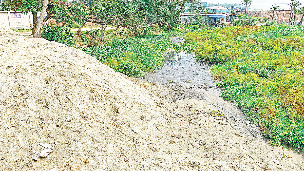 গাজীপুরের শ্রীপুরের বেড়াইদেরচালা দোখলা গ্রামে লবলং খালে বালু ফেলে পানিপ্রবাহ বন্ধ করা হচ্ছে। গত রোববার দুপুরে তোলা