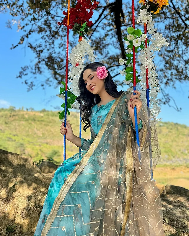 Chiroyli yosh ayollarni yalayotgan porno video Jinsiy aloqada juda kop soqol mavjud.