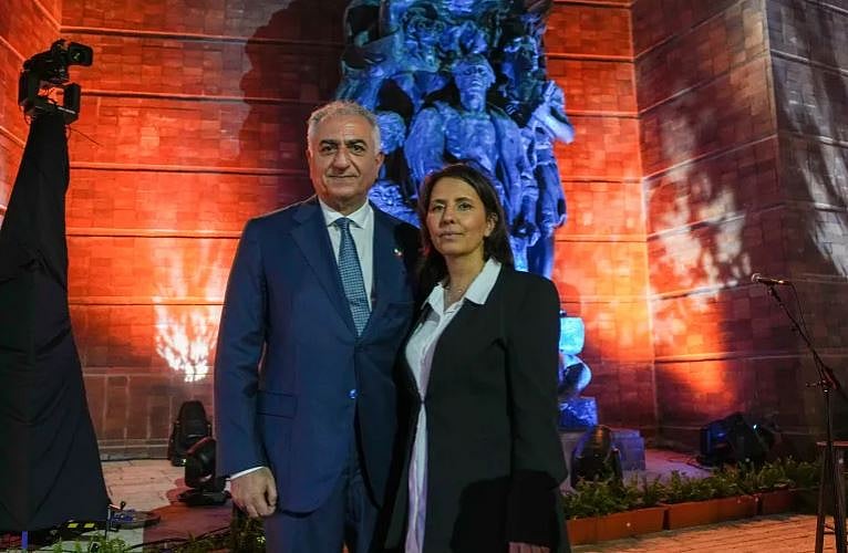 রেজা পাহলাভি ও ইসরায়েলের গোয়েন্দাবিষয়ক মন্ত্রী গিলা গামলিয়েল। গত বছর জেরুজালেমে